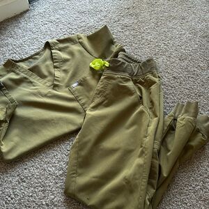 OLIVE GREEN FIGS SCRUB SET